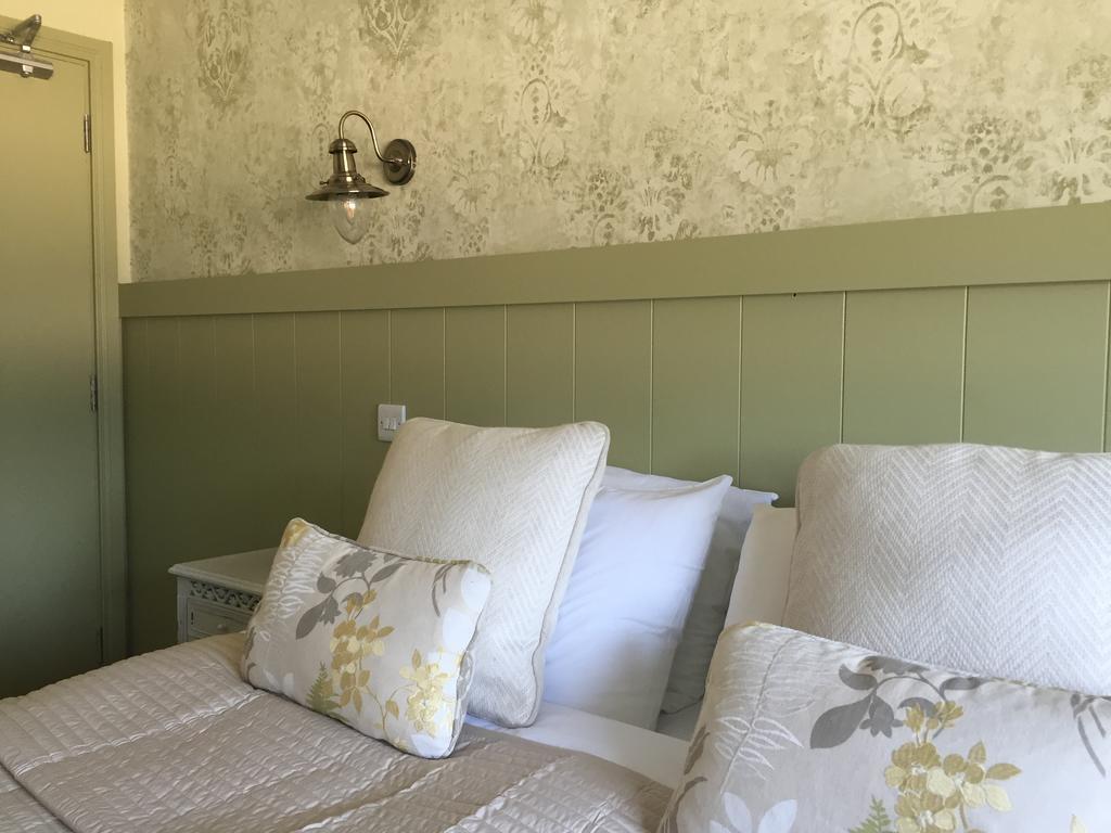 Riverbank, Country Pub And Guesthouse Carrickmacross Bagian luar foto